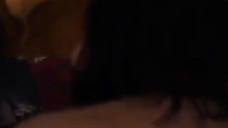 La mamá rusa alaba una polla gorda de su hijo en su estrecho coño.