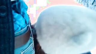 Pareja rusa de Siberia tiene sexo en un césped nevado