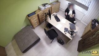 Karol Lilien consiguió un trabajo, rebobinado con el jefe en la oficina.