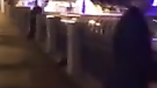 Sasha Grass Fucks Nastya Pescado Cáncer en la noche en el terraplén en Moscú