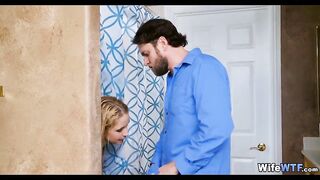 Los entrenadores chupan a un miembro de su marido a través de una cortina en el alma mientras su amante folla.