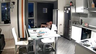 Una pareja follada en la cocina de un apartamento removible, sin saber sobre la cámara oculta.