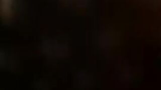 Espiando por la joder novia con mayor en el baño del club