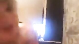 Olya chupó la polla del amante durante la transmisión en el periscopio.