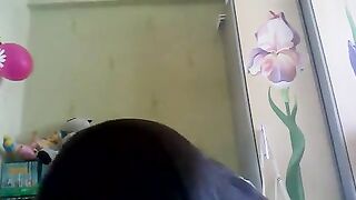 Chick ruso entrena un sorbo con un plátano antes de la mamada profunda