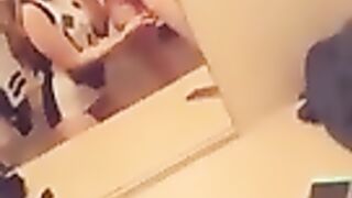 Lesbiana se folla a una novia en un vestido nuevo en la sala de instalación.