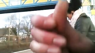 Mucho polla en un mulato sentado en la parada de autobús.