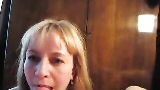 La vendedora del "magnit" lamió el punto del hombre durante la mamada.