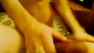 El gilipollas lamió la cabeza del miembro y ejecutó un anilingus para su marido.