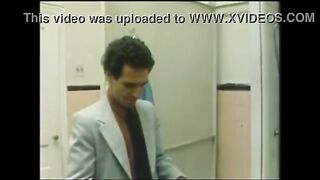 Secretario chupa a un miembro del compañero de jefe en el corredor