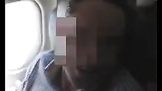 Esposa se masturba a un miembro de su marido, cubierto con él manta en el avión