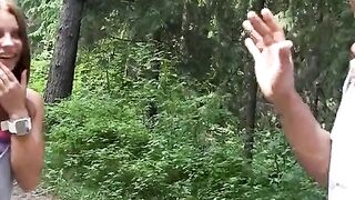 Redhead Provincial Fucks Negro de Moscú en la naturaleza