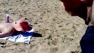 Russian Eyan Cum en la parte posterior de un extraño, inclinado en topless en la playa