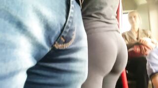 Elimina escondido el extraño elástico del culo en las piernas en el autobús.