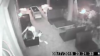 Una cámara oculta muestra como una camarera se folla a un cliente en un café