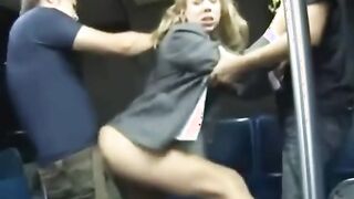 El viaje en metro terminó para una rubia con una orgía con dos asiáticos