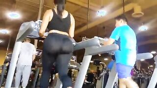 Big Butt Runner gira sus nalgas en una cinta de correr