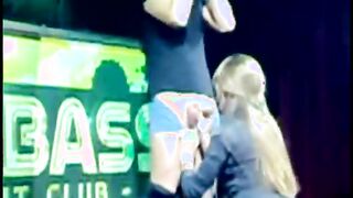 Putas rusas compiten en mamada en el escenario del club