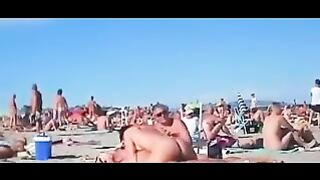 Swinger sexo en cuatro en una playa nudista