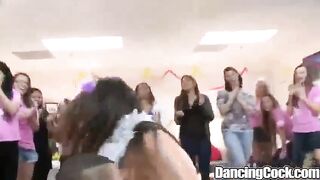 La novia salta en un miembro de la tira frente a las novias borrachas en una fiesta de soltera