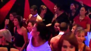 Stripper frota a un miembro de una fiesta en el club en el club