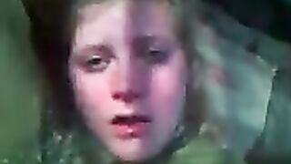 Kazakh se folla a las abrazaderas muscovitas en el movimiento y elimina el sexo en el teléfono