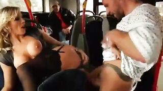 Puta de silicona duro follada con un psicópata en el bus