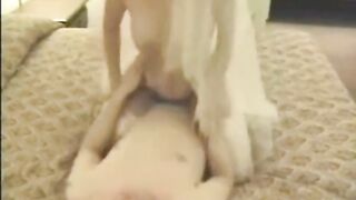 El novio lamió el coño de la novia, eliminándolo en el hotel después de la boda.