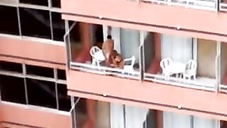 Los hombres están espiando por una mamada para un lanzamiento en el balcón.