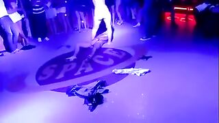 Una moscovita borracha no recibió una polla en un puta público en el club.