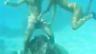 Ankvalagista hizo un maestro de mamada bajo el agua en el océano.