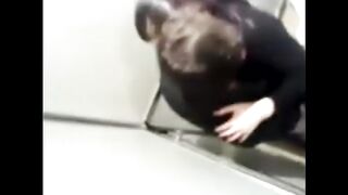 Singer Karaoke follada a la novia de la novia en el aseo del restaurante