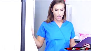 La enfermera chupa a Dick y folla al paciente mientras habla con su esposa.