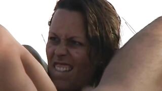 Los swingers de pollitos toman gotas, cumpliendo una mamada en la playa