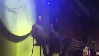 Striptear con tetas desnudas bailando en las rodillas de la niña de cumpleaños en un club nocturno