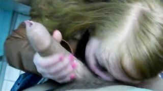 El camarero enviado al lenguaje de los pollitos rojos y le dio una mejilla en el baño.