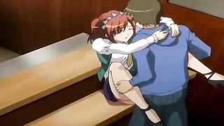 Camarera de la mierda de Bartender en la mesa en la barra de sushi