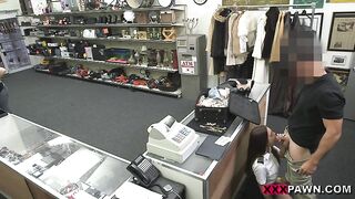 Azafata chupa dick y folla con el dueño de Lombard.