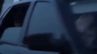 Espiando como una persona se sacude en el coño de un amante en la calle