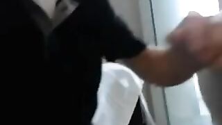 Los estudiantes tienen relaciones sexuales en la biblioteca y lo escriben en la cámara.