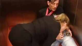 Contabilidad folla con un mensajero en el ascensor atascado