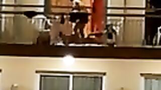 Un par de follada apasionadamente en el balcón abierto en el hotel.