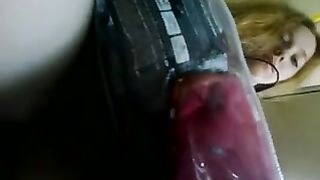 Cabezas debajo de la falda del extraño pelirrojo en el autobús