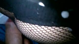 Hijo frota a un miembro del culo durmiendo mamá en medias en la cuadrícula