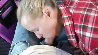 El conductor extendió a un extraño en una mamada en un coche de tren vacío.