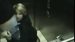 Chica hambrienta chupa miembro de un operador amigo en ascensor