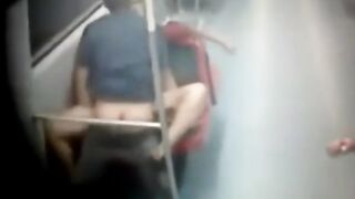 Los guardias miran a los chicos y chicas follar en el coche del metro.
