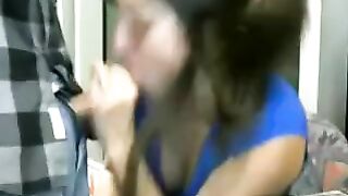 Un estudiante realizó dos veces mamada en un miembro de un excelente estudiante en la biblioteca.