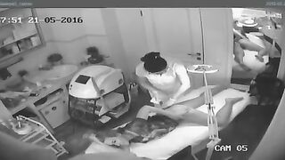 Muscovita desnuda durante la sesión de depilación frente a cámaras ocultas