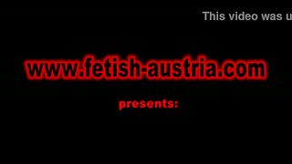 Pissing austriaco en la cara y el esclavo corporal en el baño